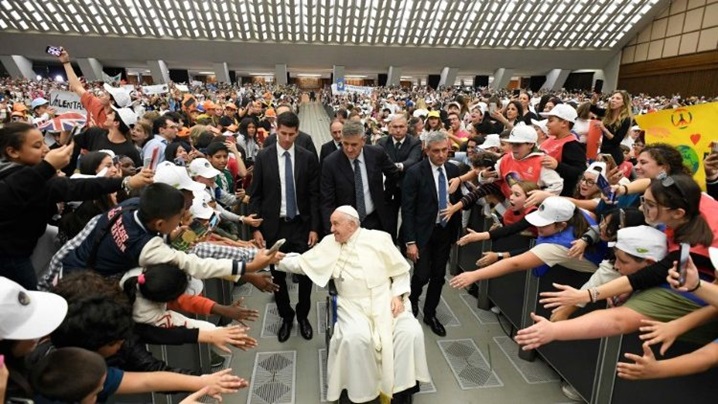 Papa și copiii din lume: Există oameni răi care duc războaie, noi lucrăm pentru pace