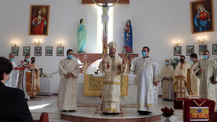 FOTO/VIDEO: Sfânta Liturghie celebrată de PS Claudiu în parohia din cartierul Grigorescu, Cluj-Napoca. Numirea a doi noi preoți