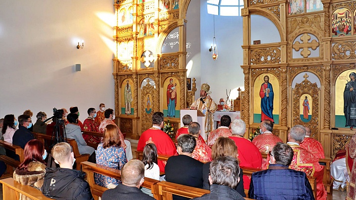 FOTO/VIDEO: Liturghie arhierească și hirotonire preoțească la Mănăstirea „Sf. Macrina” din Cluj-Napoca