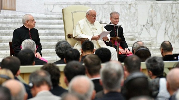 Sinod. Scrisoare a papei Francisc adresată preoților parohi