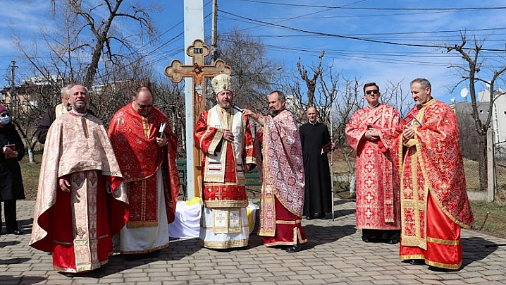 FOTO/VIDEO: Sfânta Liturghie arhierească și Calea Crucii a Familiei