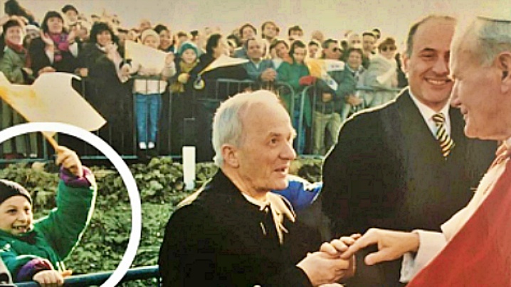 O viață schimbată de salutul Papei Ioan Paul al II-lea 