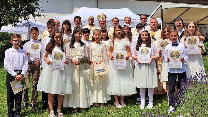 FOTO/VIDEO: Liturghie Arhierească și Prima Împărtășanie la Mănăstirea Maicii Domnului, Cluj-Napoca