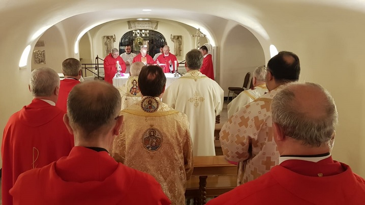 FOTO: Sfânta Liturghie celebrată de episcopii catolici din România la mormântul Sfântului Petru 