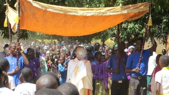 Episcopii din Tanzania cer adorație euharistică perpetuă în dieceze