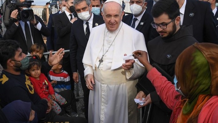Angelus, cu refugiații din Lesbos. Papa: Fecioara Maria să ne deschidă ochii la suferințele fraților