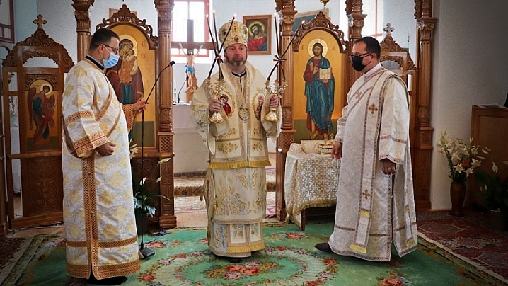 FOTO/VIDEO: Sfânta Liturghie arhierească în biserica “Sf. Apostoli Petru și Pavel” din Apahida