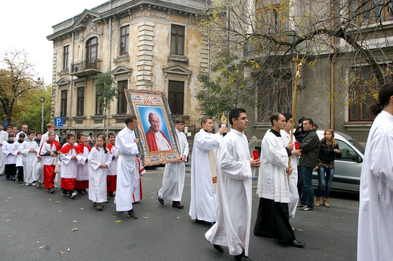 Procesiune cu relicva Fericitului Papă Ioan Paul al II-lea pe străzile Capitalei