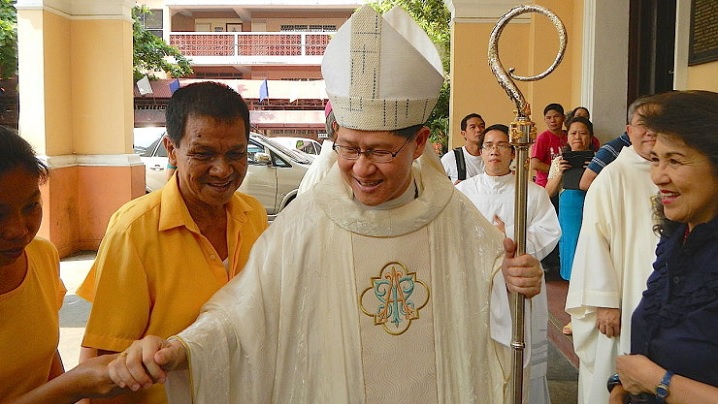 Filipine. Cardinalul Tagle botează 400 de copii fără adăpost