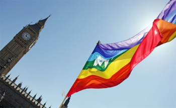 Un cuplu de homosexuali vrea să oblige Biserica Anglicană să-i „cunune”