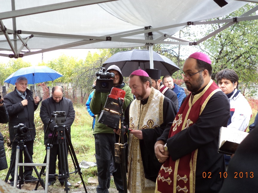 FOTO/VIDEO: Deshumarea osemintelor fostului episcop Atanasie Anghel