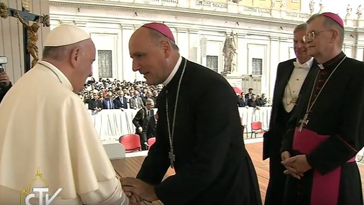 Salutul papei Francisc adresat pelerinilor români, în interviul cu episcopii P. Gherghel și V. Bercea după audiența la papa Francisc