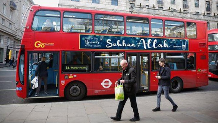 O reclama Glorie lui Allah afisata pe autobuzele londoneze starneste polemici, dupa ce un videoclip anglican care promova Tatal Nostru a fost interzis de Craciun