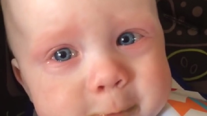 VIDEO: Un bebeluș se emoționează auzindu-și mama cântând pentru Dumnezeu