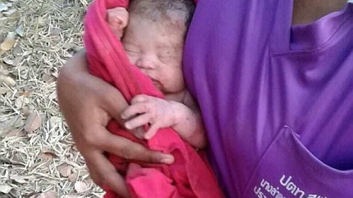 Miracolul vieții: după ce a fost înjunghiat de 14 ori și îngropat de viu, un bebeluș a supraviețuit 