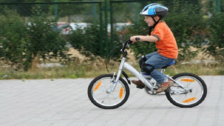 Biciclete în loc de pupitre