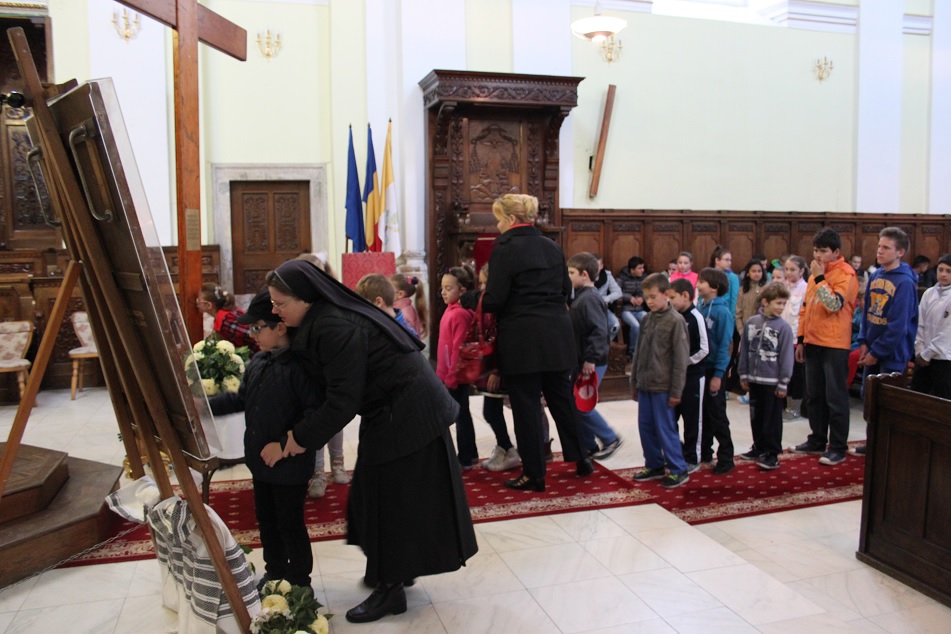 FOTO: Tinerii din Blaj s-au închinat în fața Crucii tinerilor şi a Icoanei Sfintei Fecioare Maria