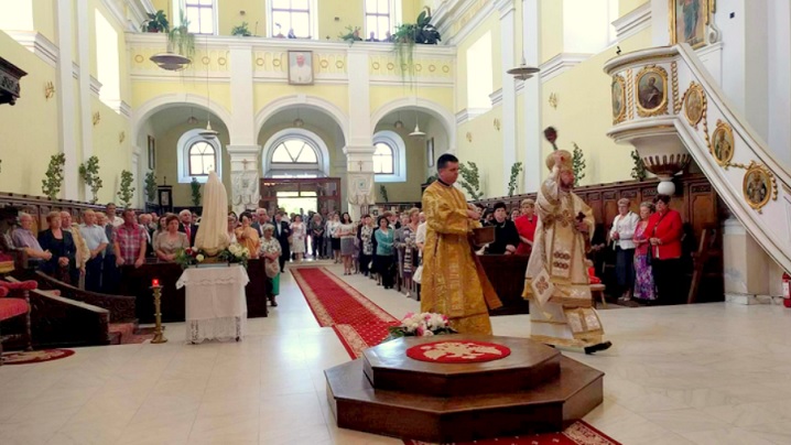 FOTO: Duminica Rusaliilor în parohiile Arhieparhiei de Alba Iulia și Făgăraș