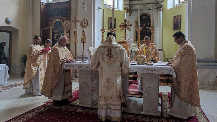 FOTO: Ritualul spălării picioarelor și sfințirea Paștilor în Catedrala Blajului