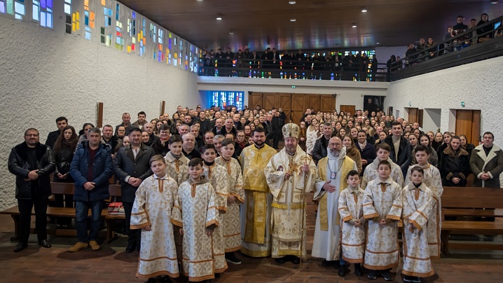 FOTO: Preasfinția Sa Claudiu în sânul comunității greco-catolice române din Blanc-Mesnil