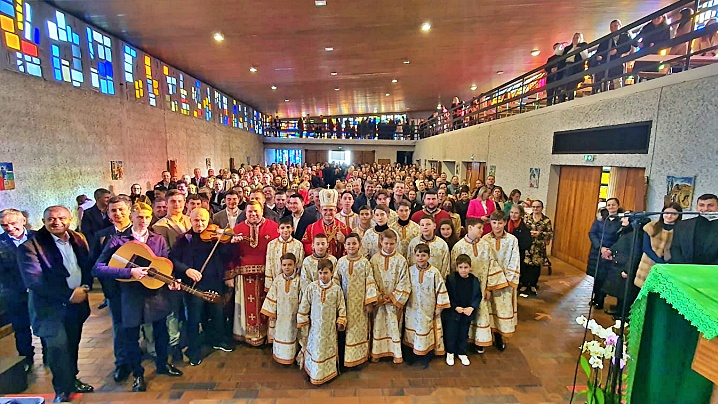 FOTO: Sărbătoare în comunitatea greco-catolică română din Blanc-Masnil, Franța