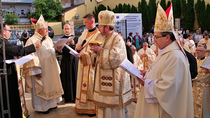 FOTO/VIDEO: Cardinalul Sandri la sfințirea bisericii greco-catolice „Bob” din Cluj-Napoca