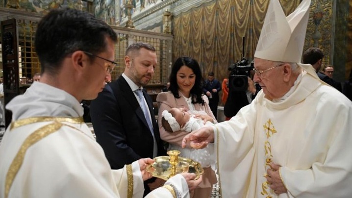 Botezul Domnului. Papa Francisc a botezat mai mulți copii în Capela Sixtină