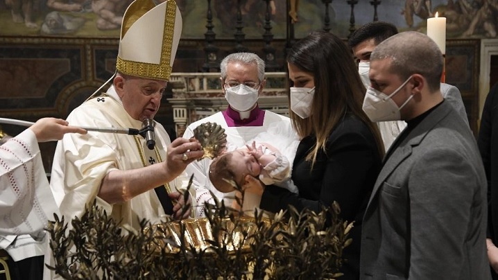 Papa Francisc: Părinții și nașii să păstreze identitatea creștină a copiilor botezați