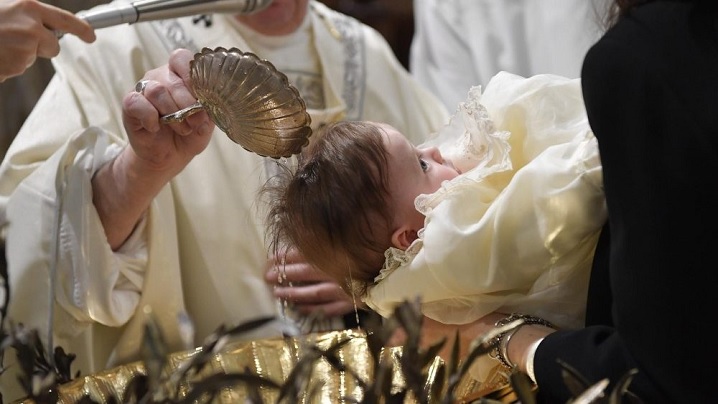 Papa Francisc, la botezul a 32 de copii: de ce este important să botezăm copiii?