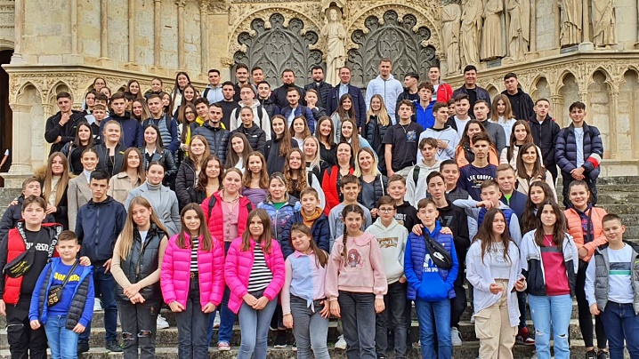 FOTO: 100 de tineri greco-catolici români în pelerinaj la Nevers și Bourges