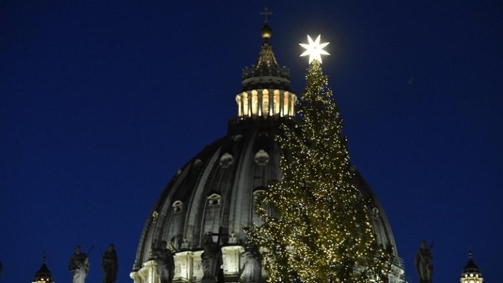 Crăciun 2020 în Piaţa San Pietro. Ieslea vine de la Teramo, în Italia, iar bradul din Slovenia