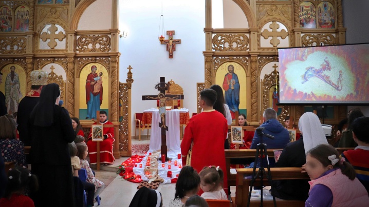 FOTO/VIDEO: Calea Crucii cu copiii la Mănăstirea „Sfânta Macrina” din Cluj-Napoca