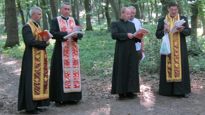 FOTO: Calea Sfintei Cruci în pădurea din Cărbunari 