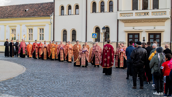 FOTO: Drumul Crucii cu procesiune pe străzile Blajului