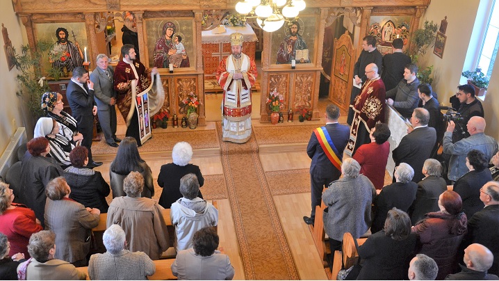 Foto: PS Claudiu în mijlocul credincioșilor din Căpâlna de Jos