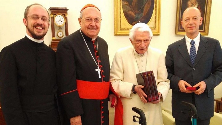 Lucrarea „Oriente Cattolico” dăruită Papei emerit Benedict al XVI-lea, cu ocazia aniversării a 91 de ani