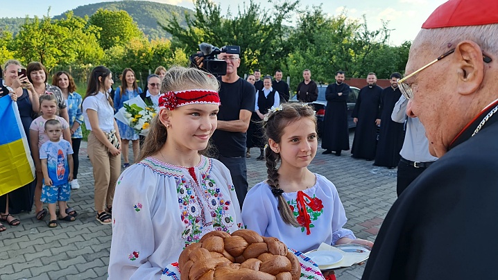 FOTO: Cardinalul Leonardo Sandri în mijlocul refugiaților ucraineni