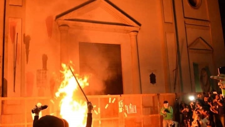 VIDEO: Feministe pro-avort vandalizează o catedrală din Argentina şi agresează creştinii strânşi în faţa acesteia