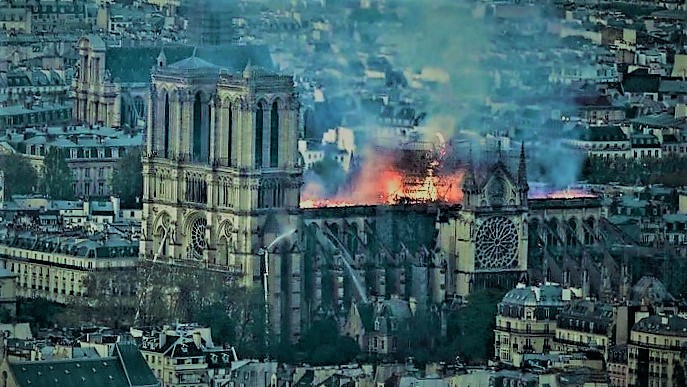 Acoperișul și turla au ars, dar zidurile și turnurile au rămas. Vom reconstrui Notre Dame 