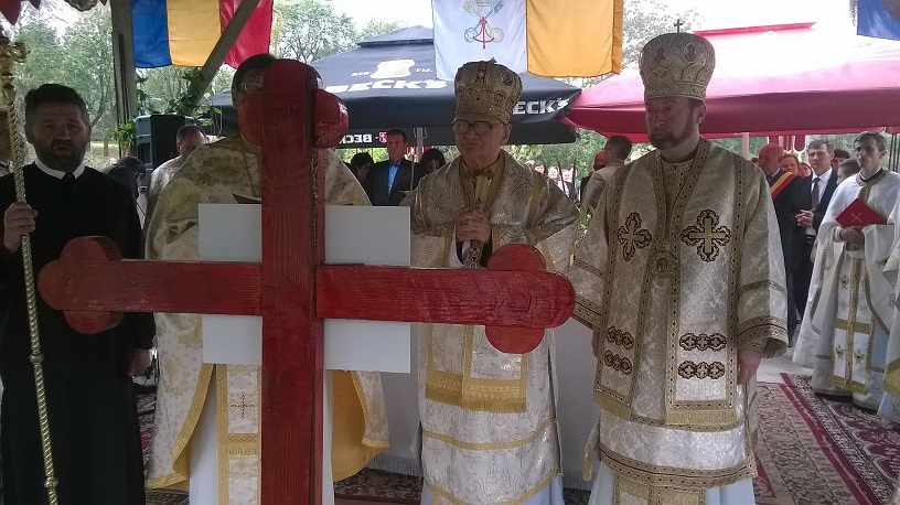 FOTO: Sfinţirea pietrei de temelie a noii biserici greco-catolice din Cătina