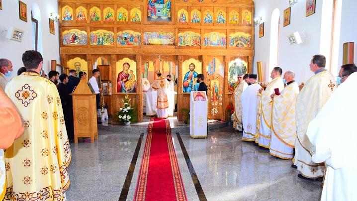 FOTO: Sfințirea bisericii greco-catolice din Cătina