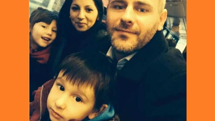 Greva foamei la Strasbourg: Florin Barbu protestează că statul britanic i-a luat copiii cetățeni români, pentru a-i da spre adopție unui cuplu de homosexuali