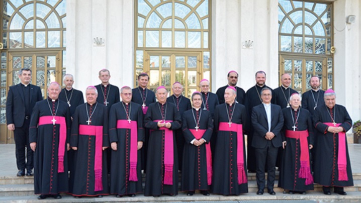 Tinerii, familiile şi comunicaţiile sociale, în atenţia episcopilor catolici din România