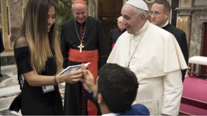 Video: Cerere în căsătorie inedită, chiar în fața Papei Francisc