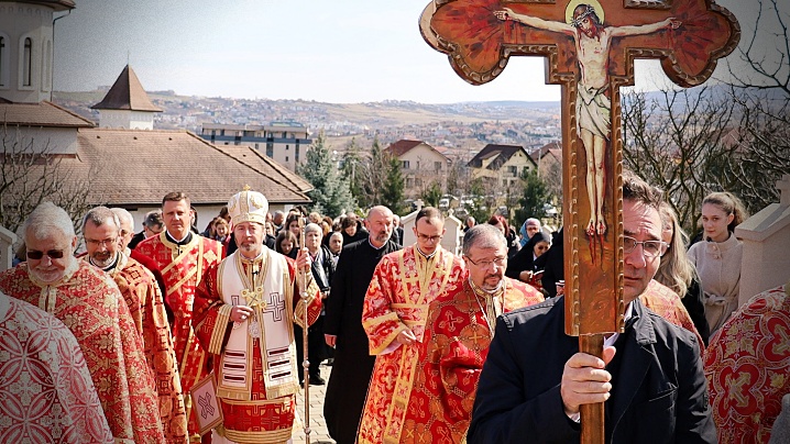 PF Claudiu s-a rugat împreună cu familiile Calea Crucii de vindecare