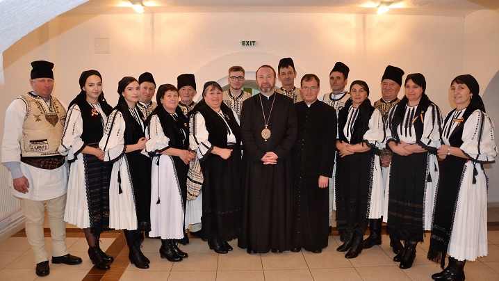 Foto: Grupuri de colindători la sediul Curiei Arhiepiscopiei Majore