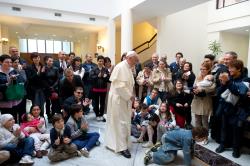 Copiii bolnavi de la „Gemelli” îmbrăţişaţi de Papa