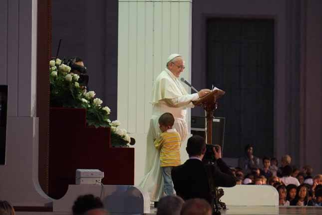 FOTO: un copil a trecut de cordonul de securitate și s-a apropiat de Papa Francisc