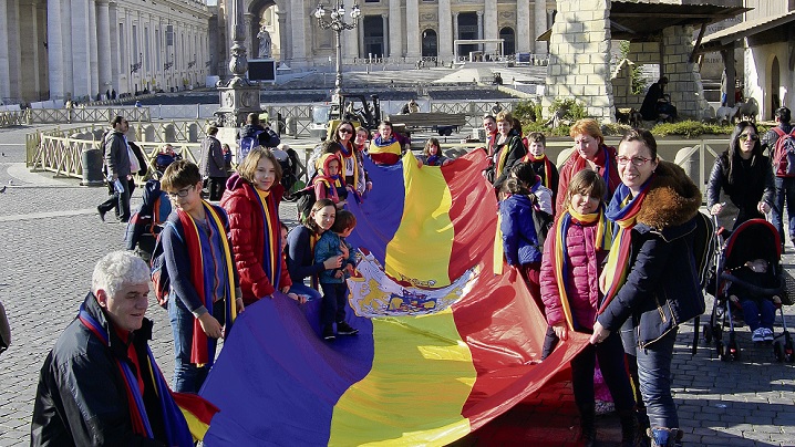 Premieră: un cor de copii din România l-a colindat pe Papa Francisc