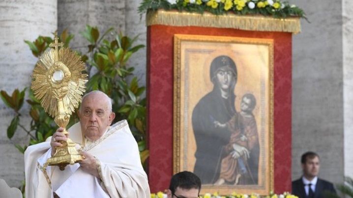 Cu Pâinea iubirii, să refacem în lume ceea ce ura distruge: papa, la ”Corpus Domini”